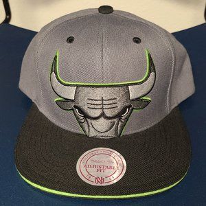 Used Mitchell & Ness Bulls Green/Grey Snapback Hat
